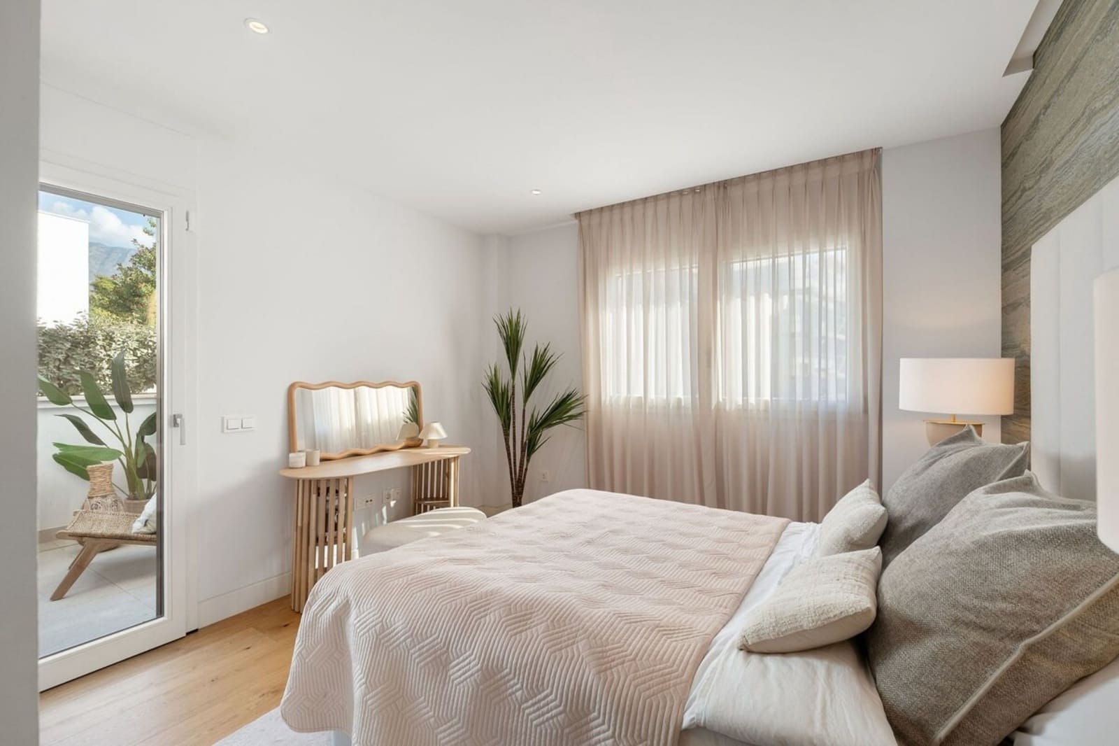 3 bedroom Flat for rent in Marbella with pool - € 2,200 (Ref: 10033218)