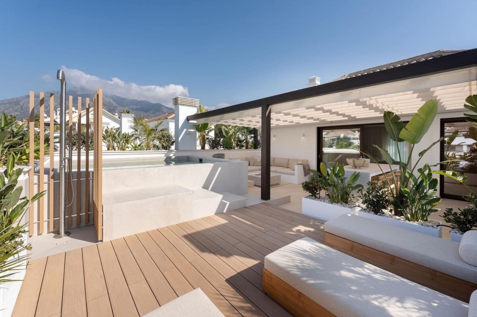 3 bedroom Flat for rent in Marbella with pool - € 2,200 (Ref: 10033218)