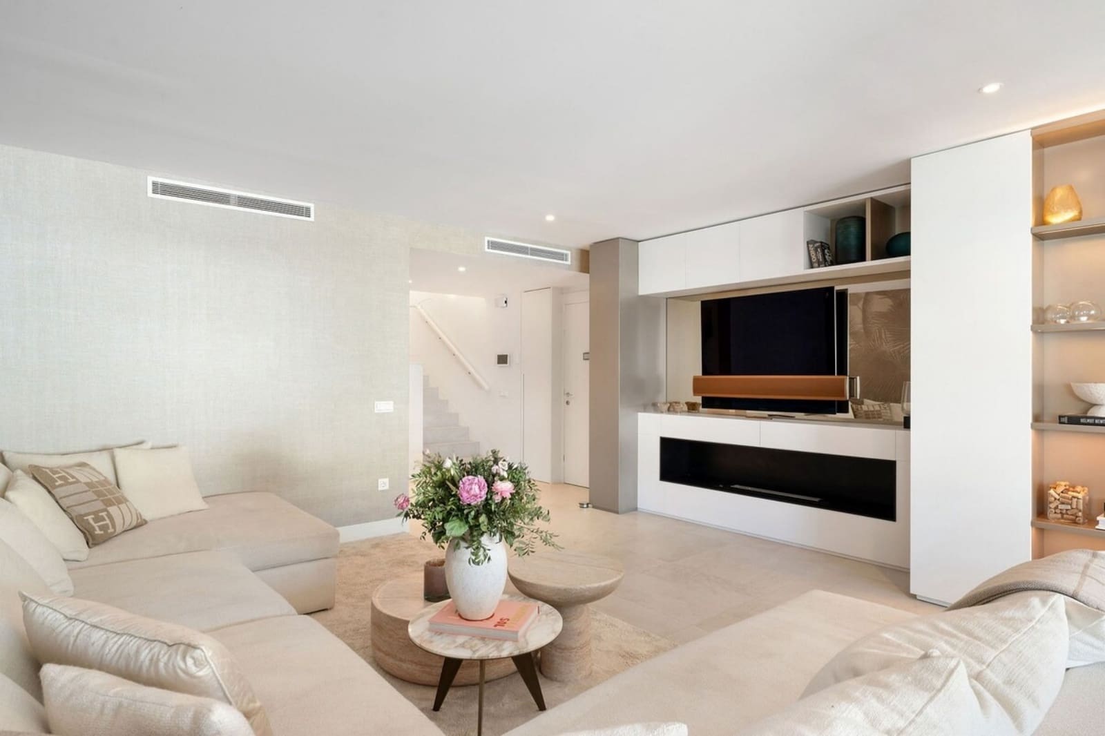 3 bedroom Flat for rent in Marbella with pool - € 2,200 (Ref: 10033218)