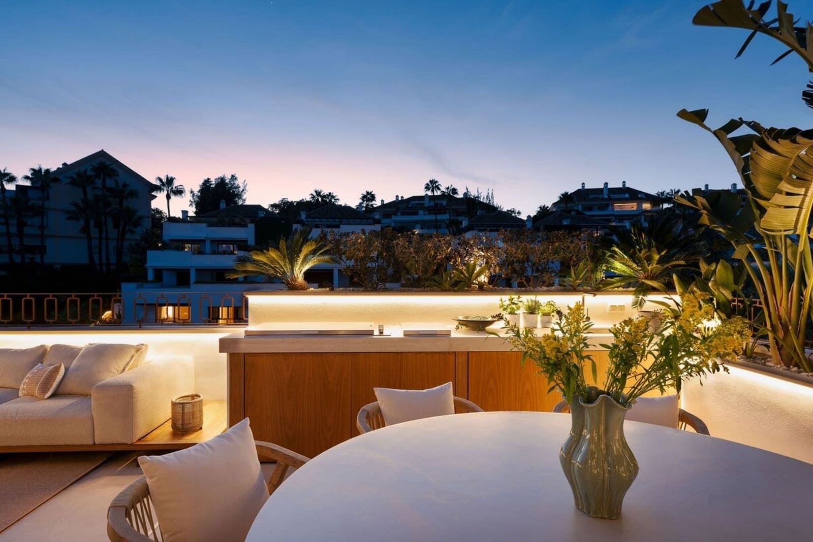 3 bedroom Flat for rent in Marbella with pool - € 2,200 (Ref: 10033218)