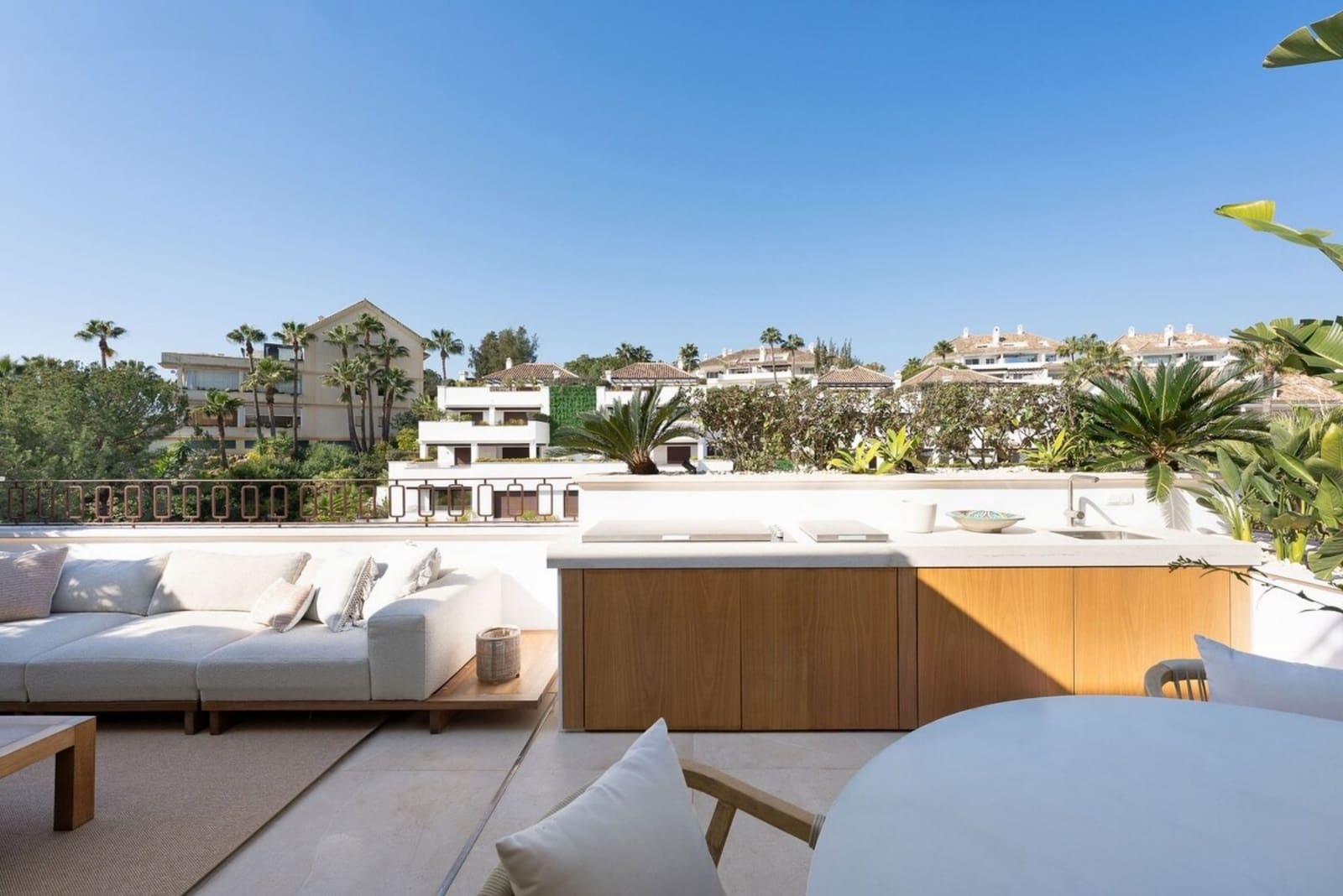 3 bedroom Flat for rent in Marbella with pool - € 2,200 (Ref: 10033218)