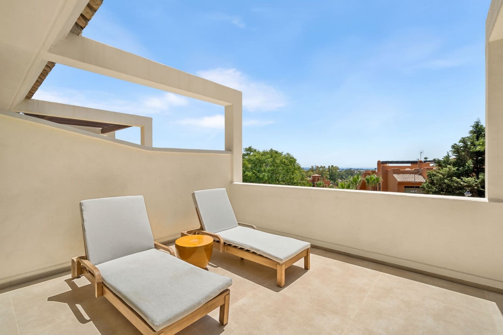 3 slaapkamer Penthouse te huur in Marbella met zwembad - € 2.400 (Ref: 10033220)