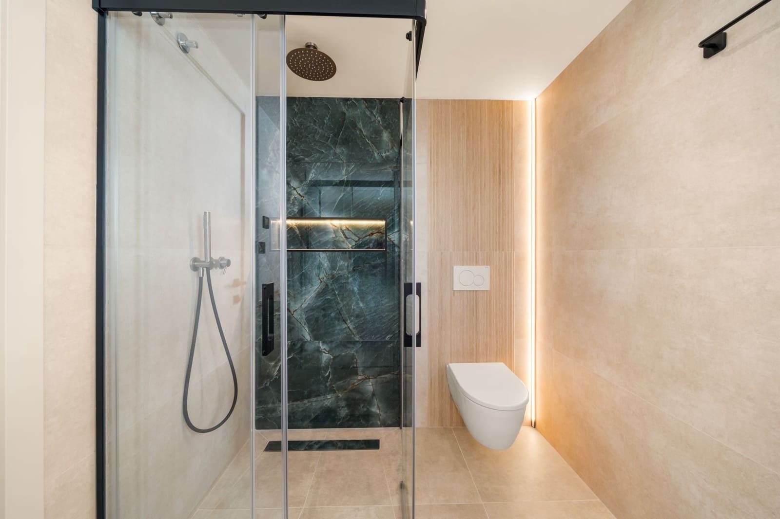 3 slaapkamer Penthouse te huur in Marbella met zwembad - € 2.400 (Ref: 10033220)