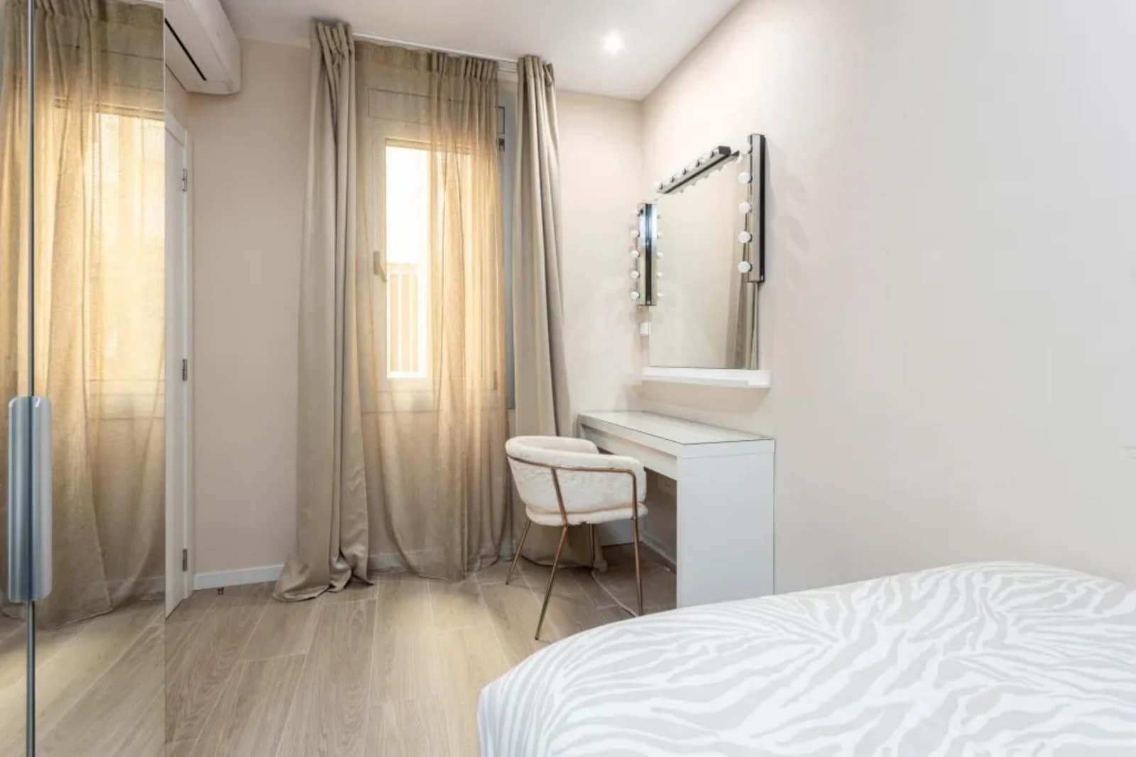 4 slaapkamer Flat te huur in Barcelona stad - € 1.600 (Ref: 10034592)