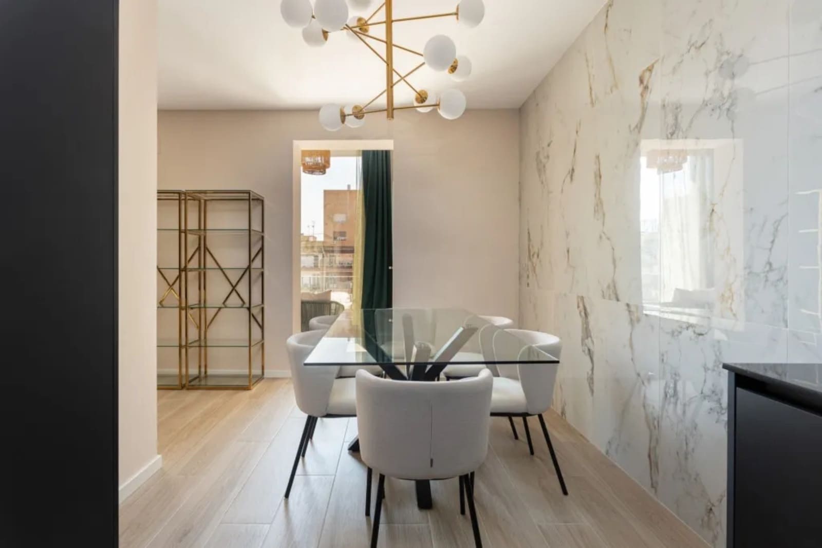 4 slaapkamer Flat te huur in Barcelona stad - € 1.600 (Ref: 10034592)