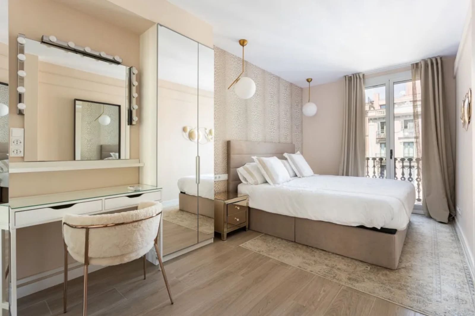 4 slaapkamer Flat te huur in Barcelona stad - € 1.600 (Ref: 10034592)