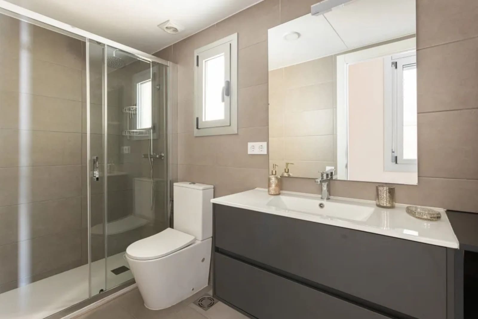 4 slaapkamer Flat te huur in Barcelona stad - € 1.600 (Ref: 10034592)