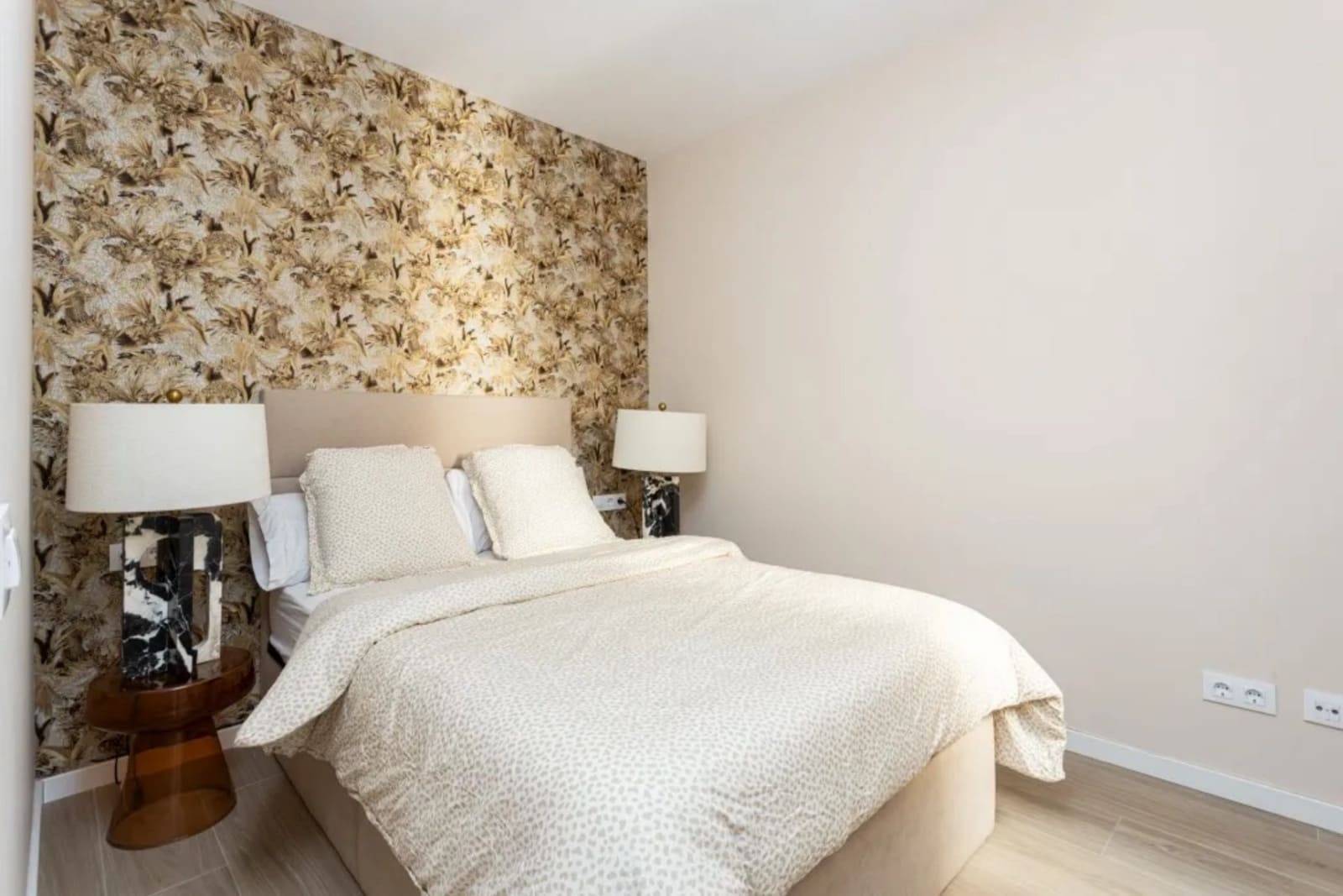 4 slaapkamer Flat te huur in Barcelona stad - € 1.600 (Ref: 10034592)
