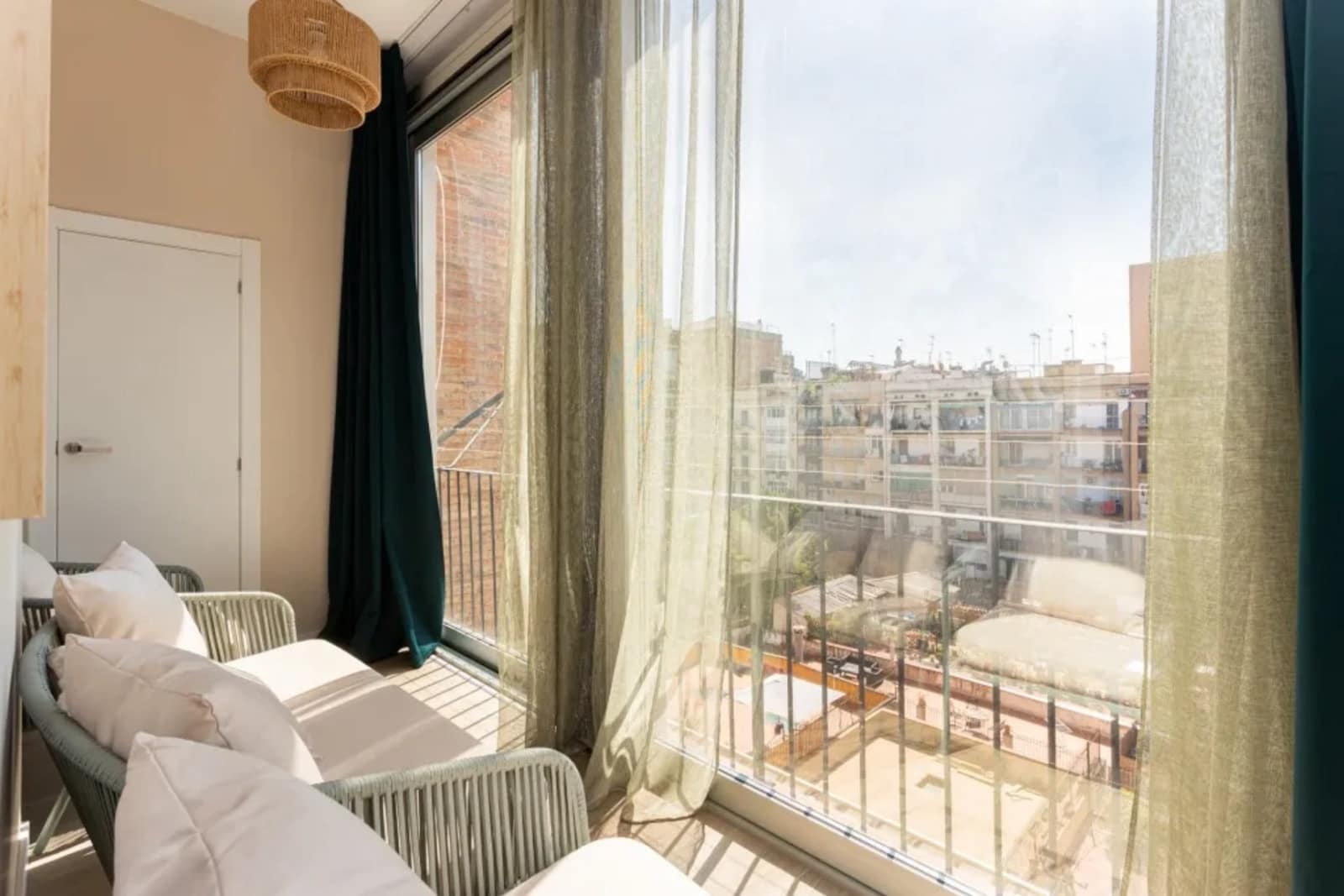 4 slaapkamer Flat te huur in Barcelona stad - € 1.600 (Ref: 10034592)
