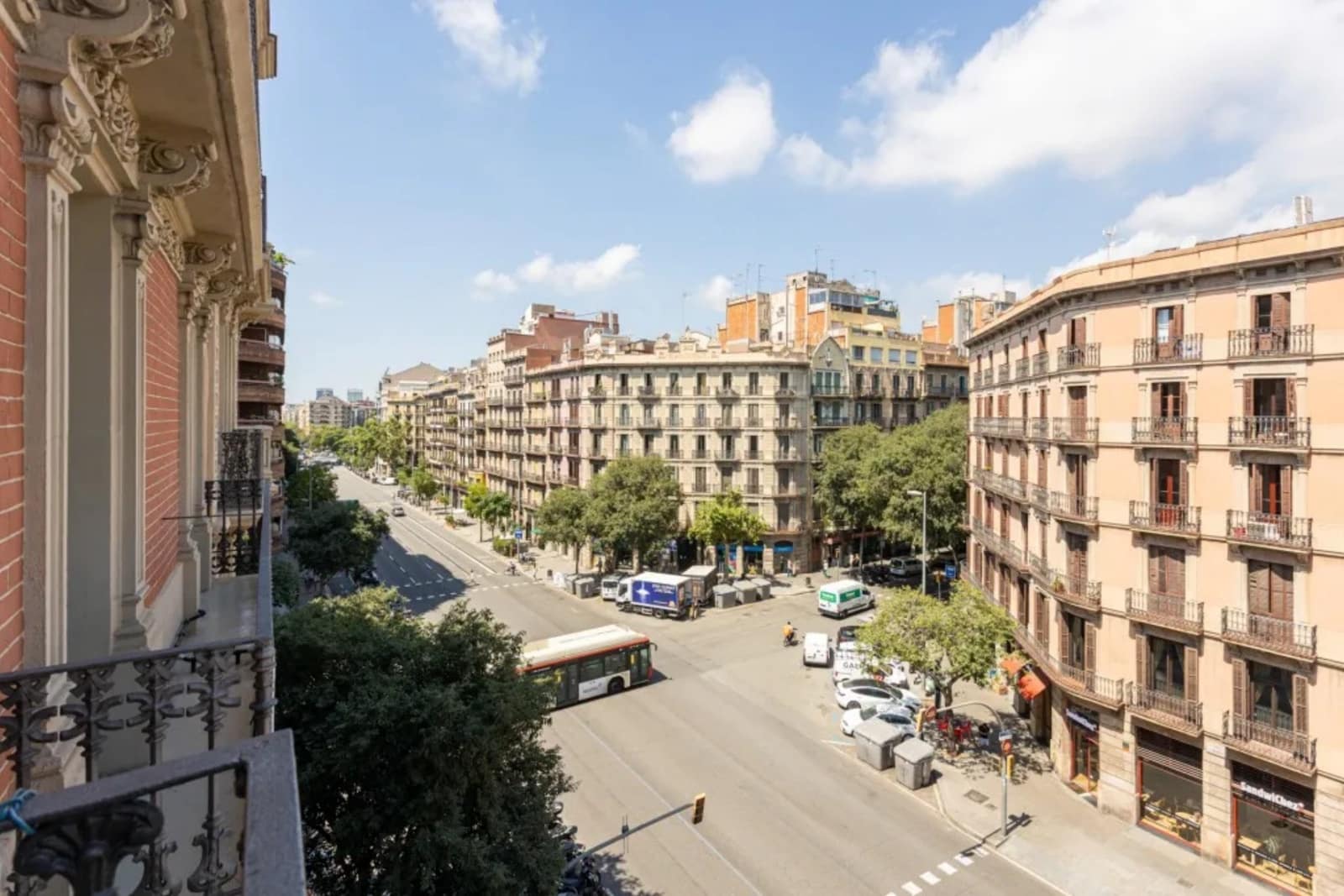4 slaapkamer Flat te huur in Barcelona stad - € 1.600 (Ref: 10034592)