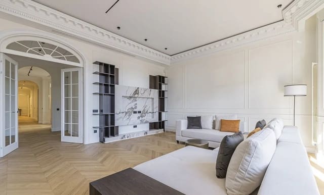 4 bedroom Flat for rent in Barcelona city - € 1,500 (Ref: 10039111)