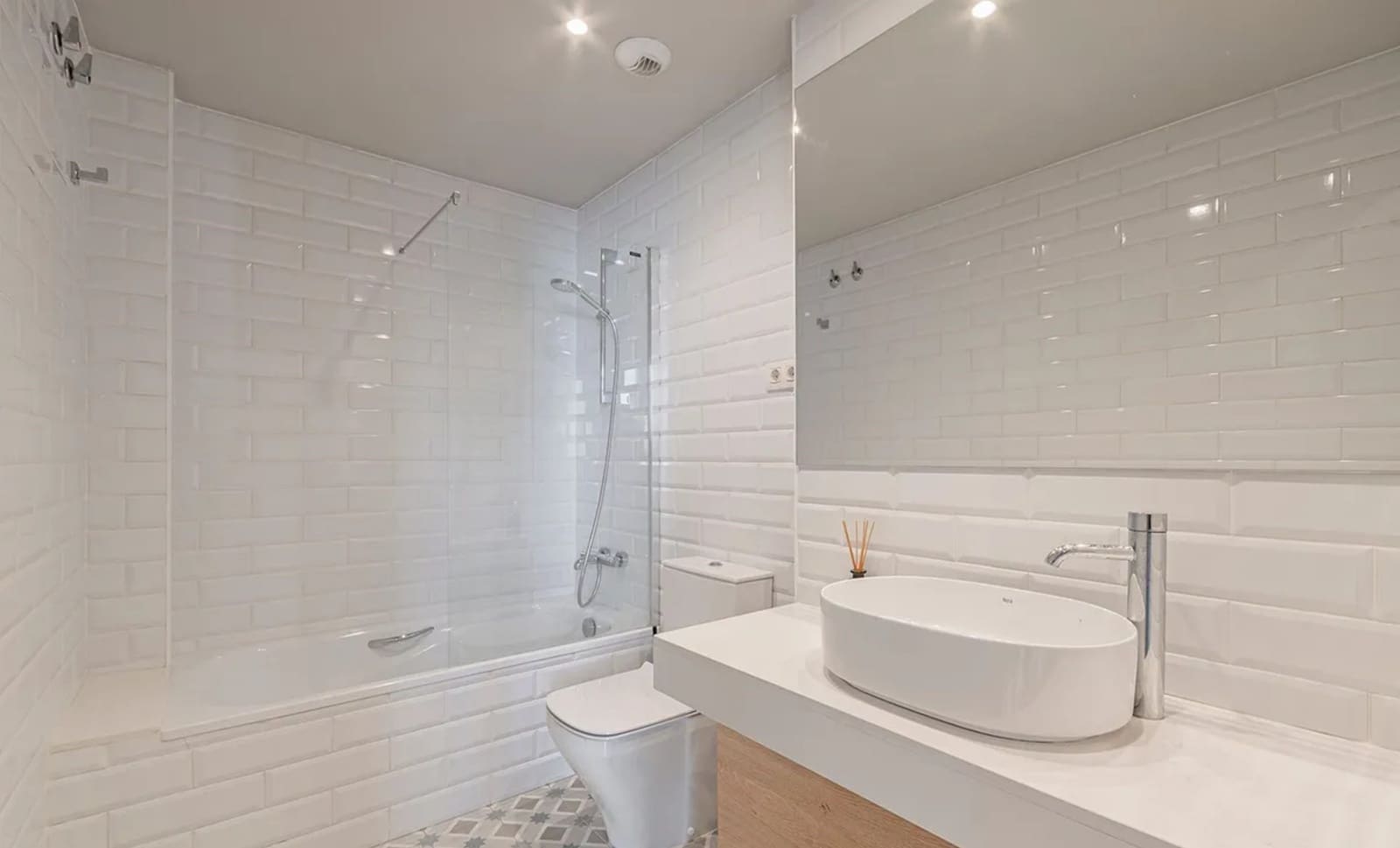 2 bedroom Flat for rent in Barcelona city with pool garage - € 1,300 (Ref: 10039158)