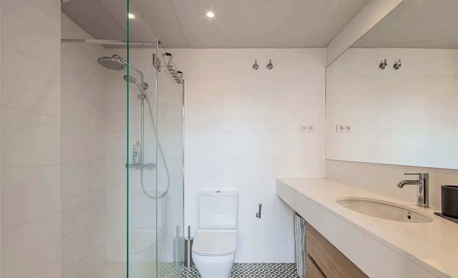 2 bedroom Flat for rent in Barcelona city with pool garage - € 1,300 (Ref: 10039158)
