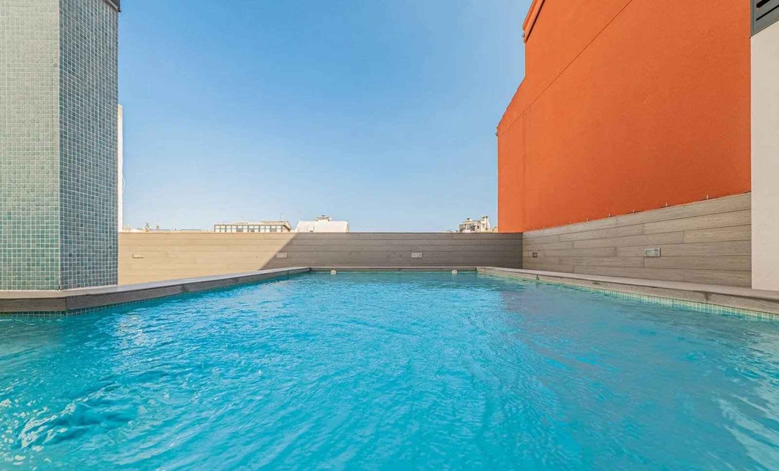 2 bedroom Flat for rent in Barcelona city with pool garage - € 1,300 (Ref: 10039158)