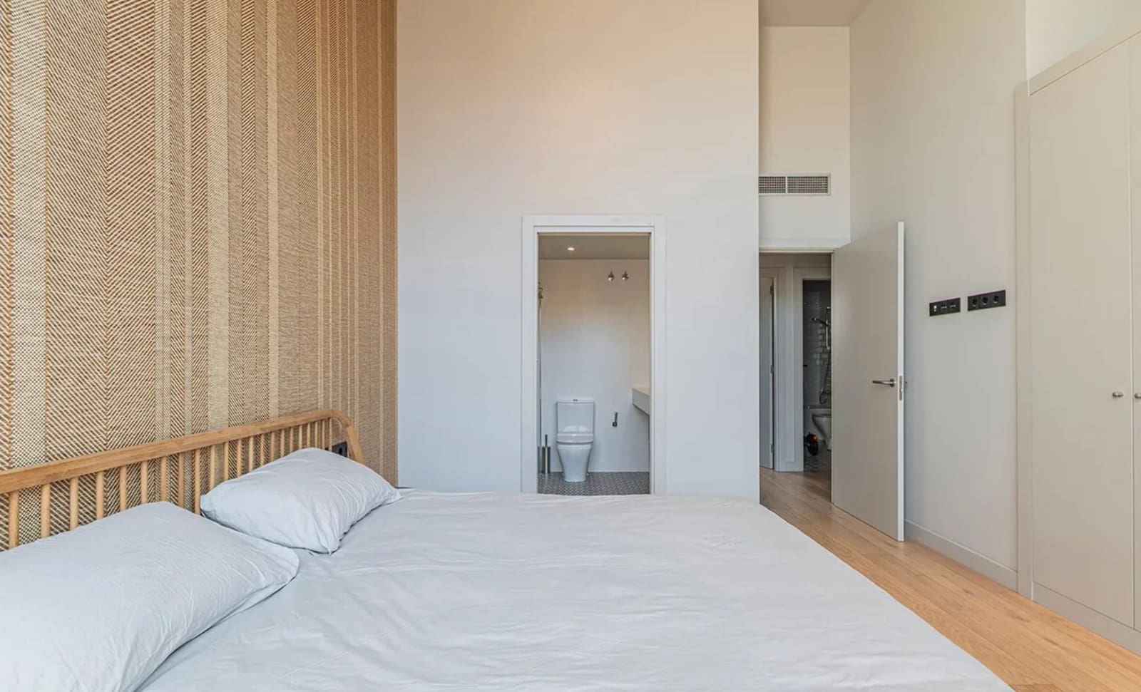 2 bedroom Flat for rent in Barcelona city with pool garage - € 1,300 (Ref: 10039158)