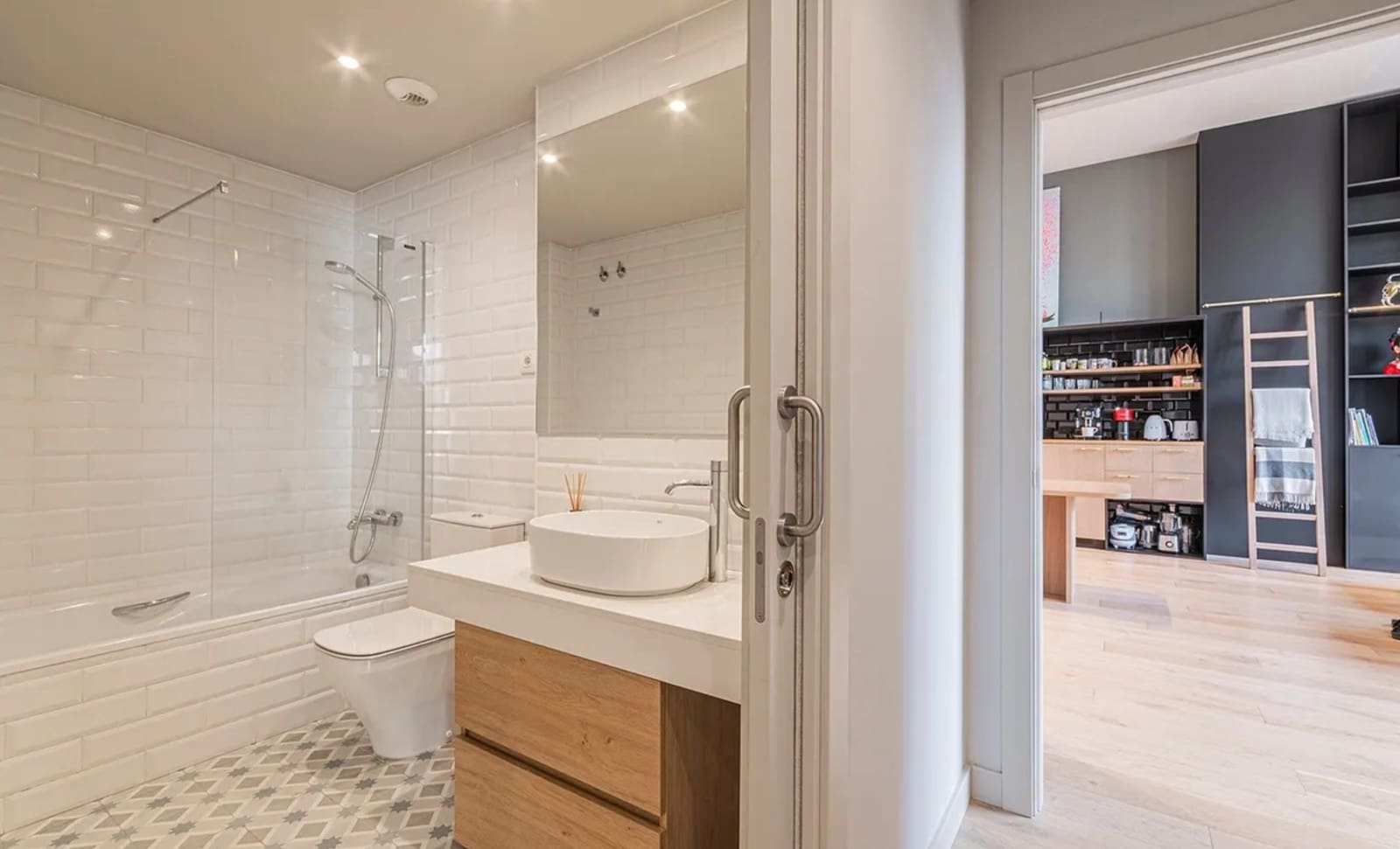 2 bedroom Flat for rent in Barcelona city with pool garage - € 1,300 (Ref: 10039158)