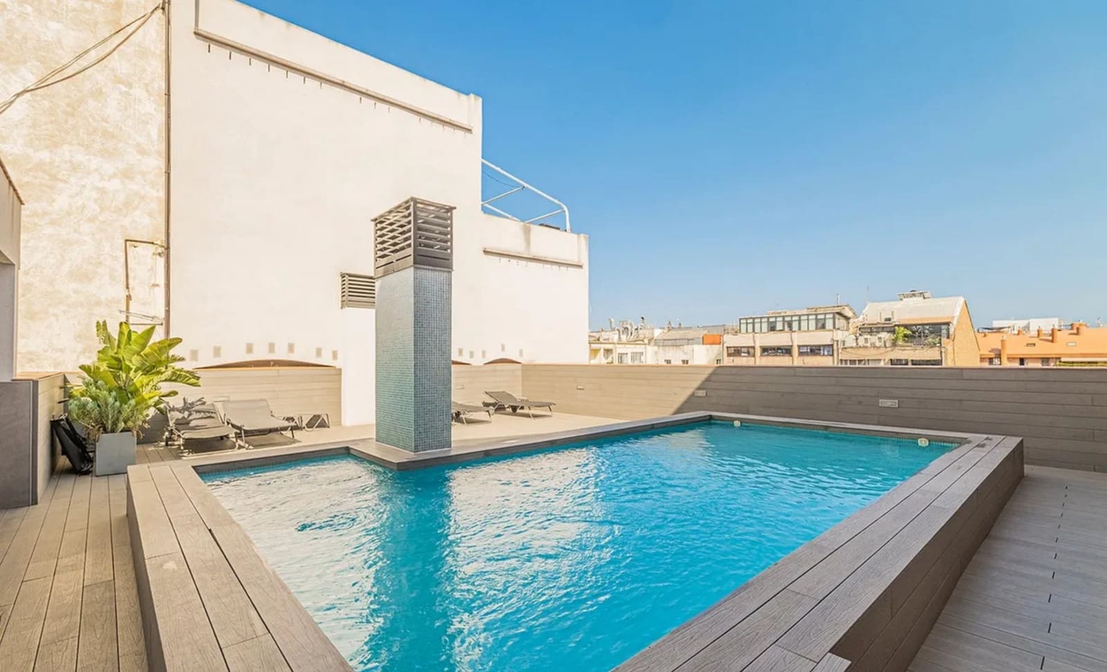 2 bedroom Flat for rent in Barcelona city with pool garage - € 1,300 (Ref: 10039158)