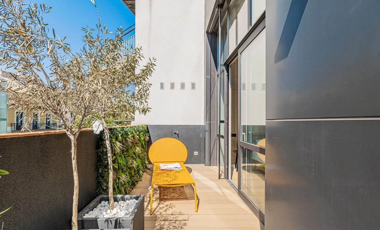 2 bedroom Flat for rent in Barcelona city with pool garage - € 1,300 (Ref: 10039158)