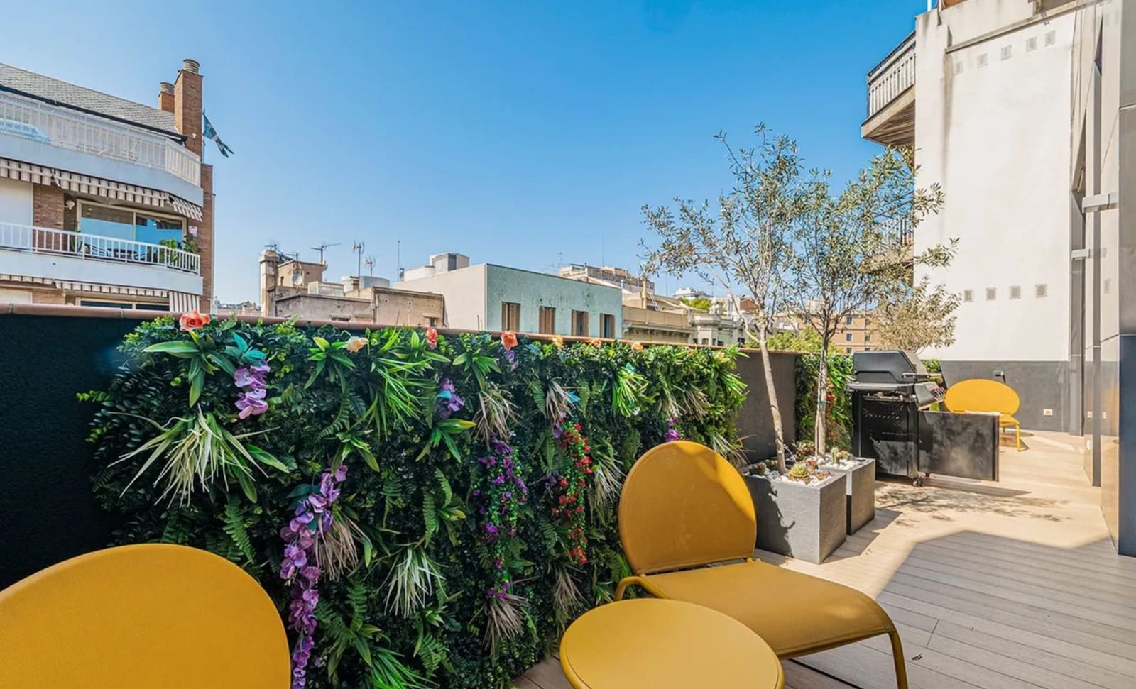2 bedroom Flat for rent in Barcelona city with pool garage - € 1,300 (Ref: 10039158)