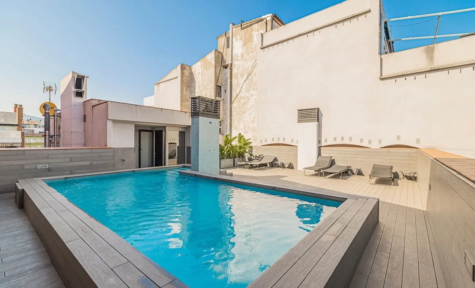 2 bedroom Flat for rent in Barcelona city with pool garage - € 1,300 (Ref: 10039158)