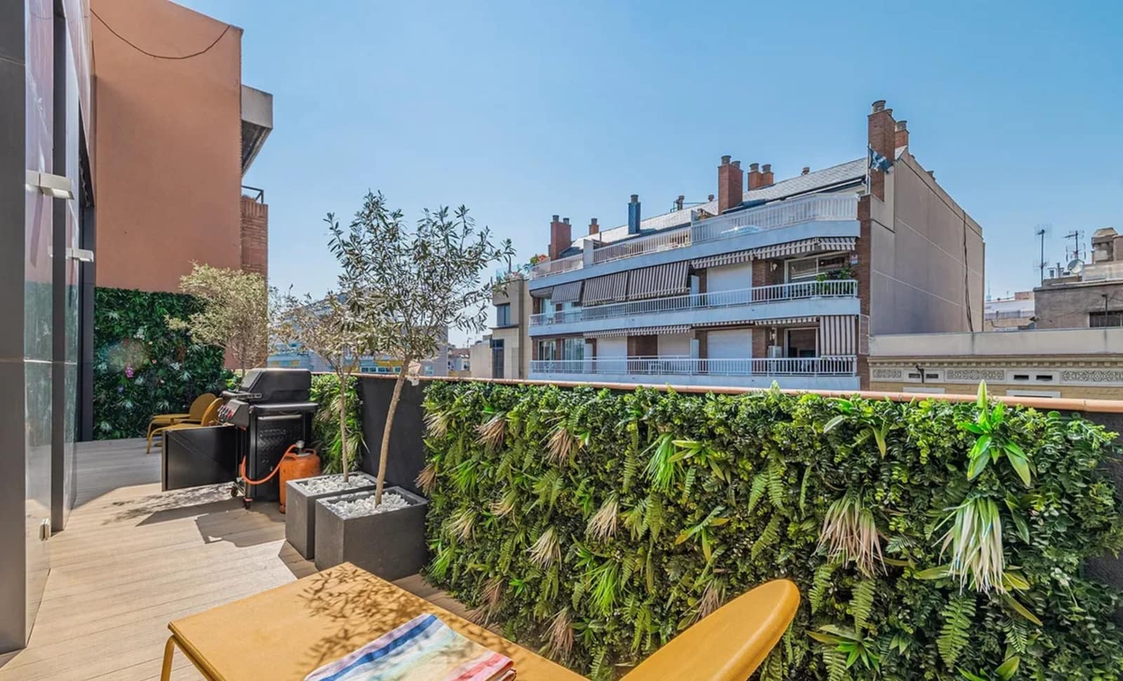2 bedroom Flat for rent in Barcelona city with pool garage - € 1,300 (Ref: 10039158)