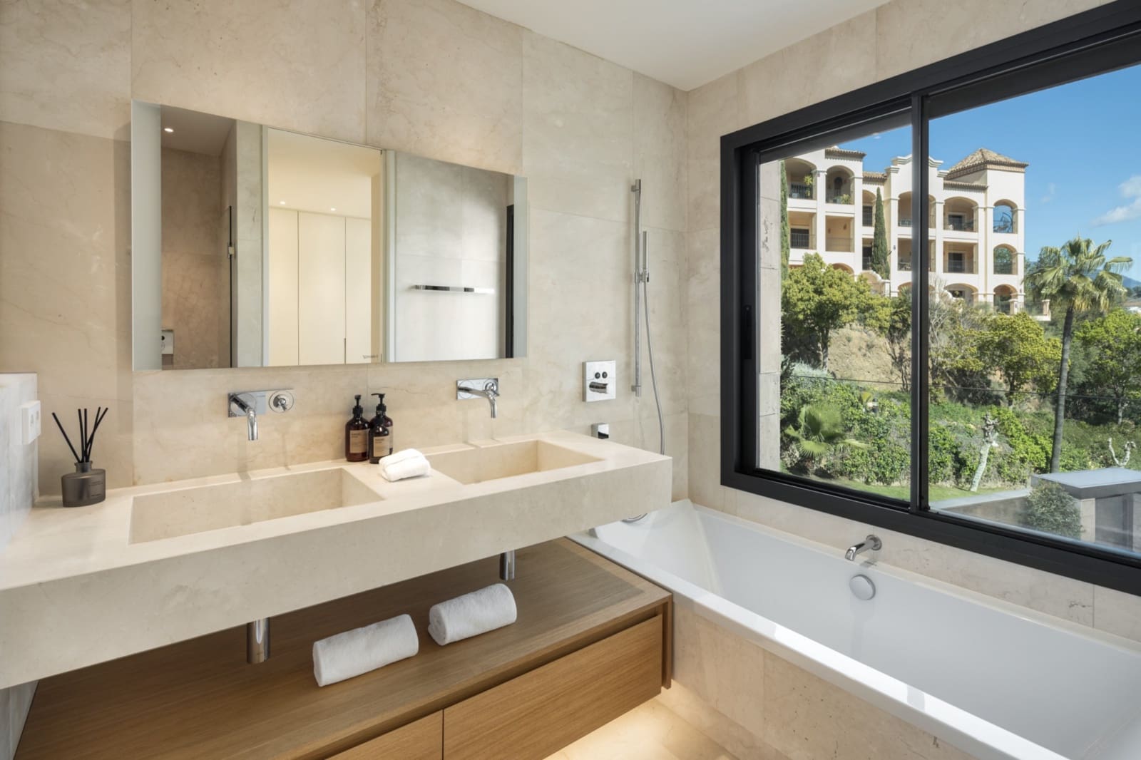 3 bedroom Flat for rent in Marbella with pool garage - € 3,000 (Ref: 10041627)