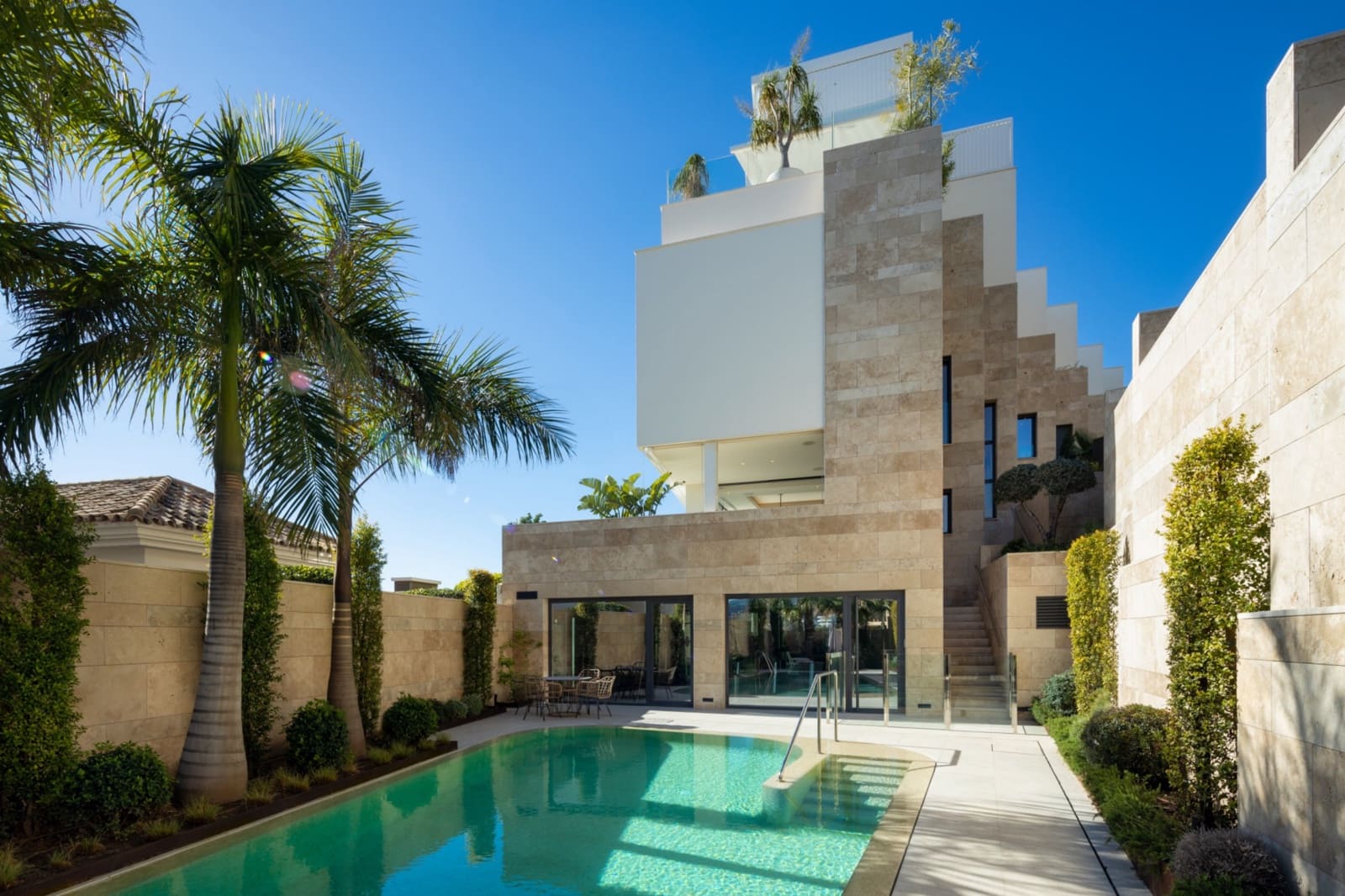 3 bedroom Flat for rent in Marbella with pool garage - € 3,000 (Ref: 10041627)
