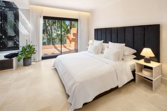 4 bedroom Townhouse for rent in Marbella with pool garage - € 3,000 (Ref: 10041643)