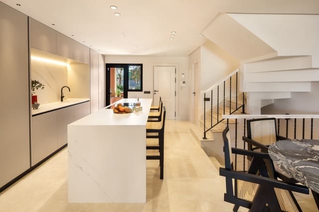 4 bedroom Townhouse for rent in Marbella with pool garage - € 3,000 (Ref: 10041643)