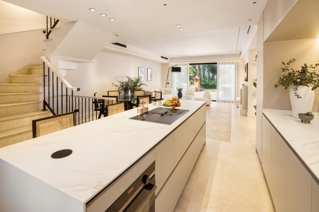 4 bedroom Townhouse for rent in Marbella with pool garage - € 3,000 (Ref: 10041643)