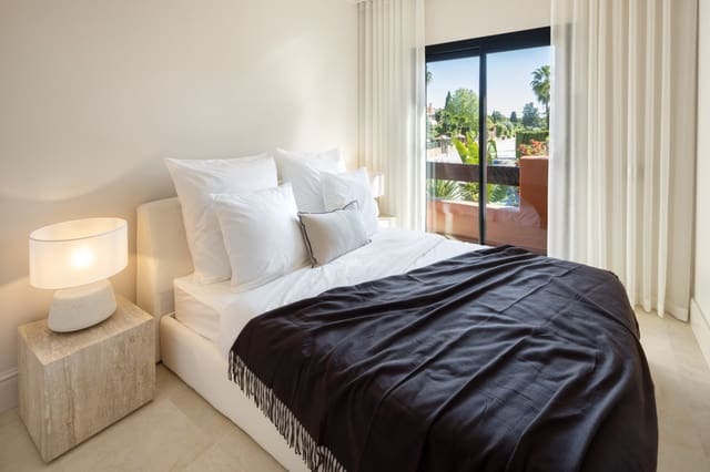 4 bedroom Townhouse for rent in Marbella with pool garage - € 3,000 (Ref: 10041643)