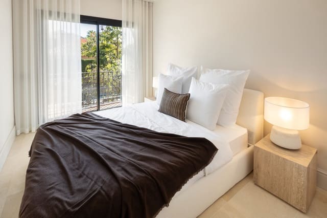 4 bedroom Townhouse for rent in Marbella with pool garage - € 3,000 (Ref: 10041643)