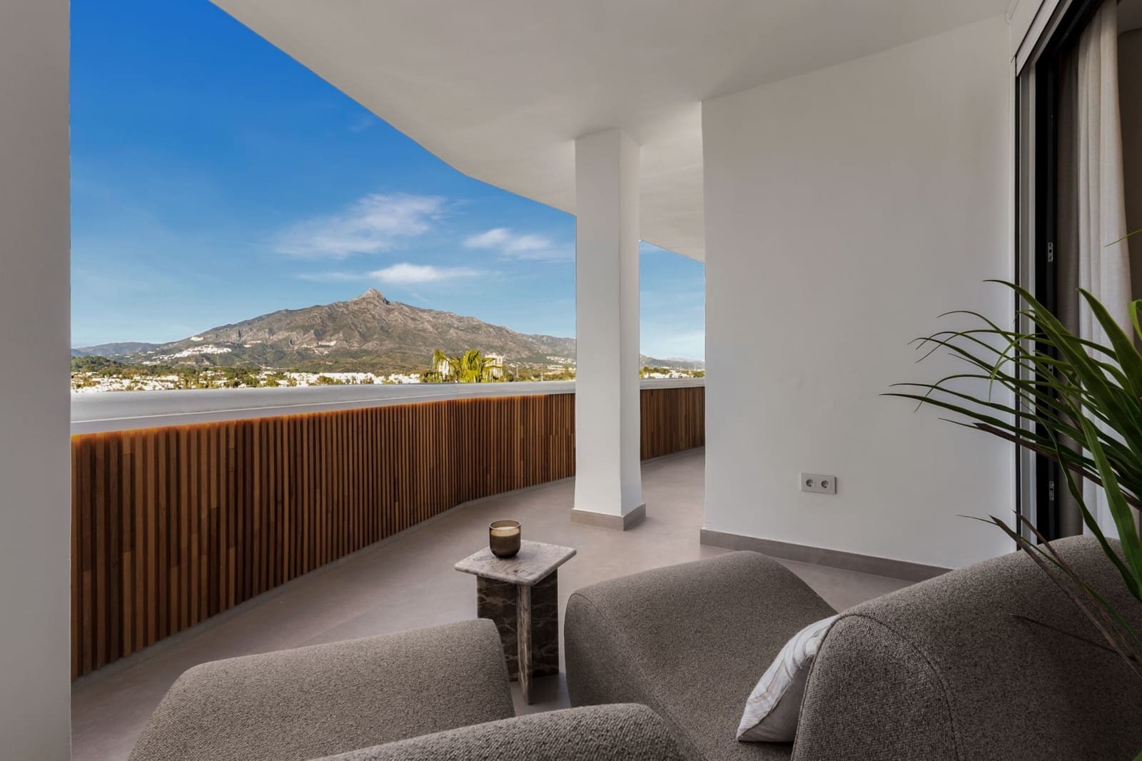 Ático de 2 habitaciones en Marbella en alquiler con piscina garaje - 2.000 € (Ref: 10041749)