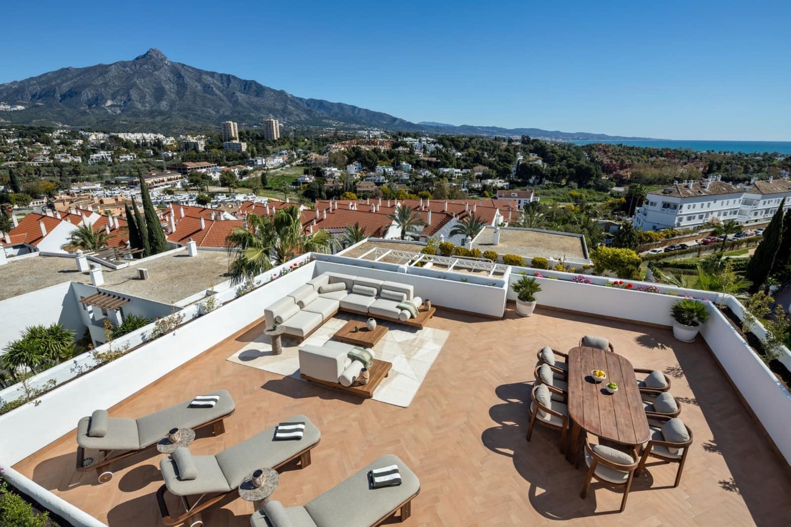 Ático de 2 habitaciones en Marbella en alquiler con piscina garaje - 2.000 € (Ref: 10041749)