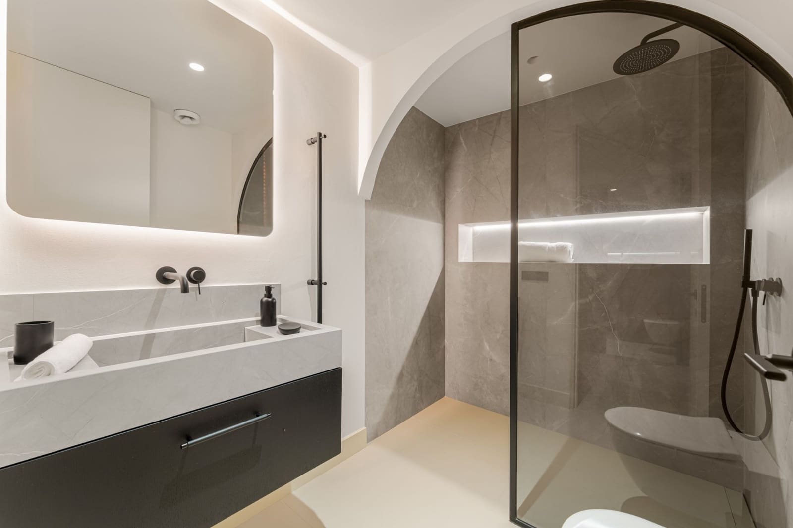 4 quarto Penthouse para arrendar em Benahavis com piscina - 2 200 € (Ref: 10041781)