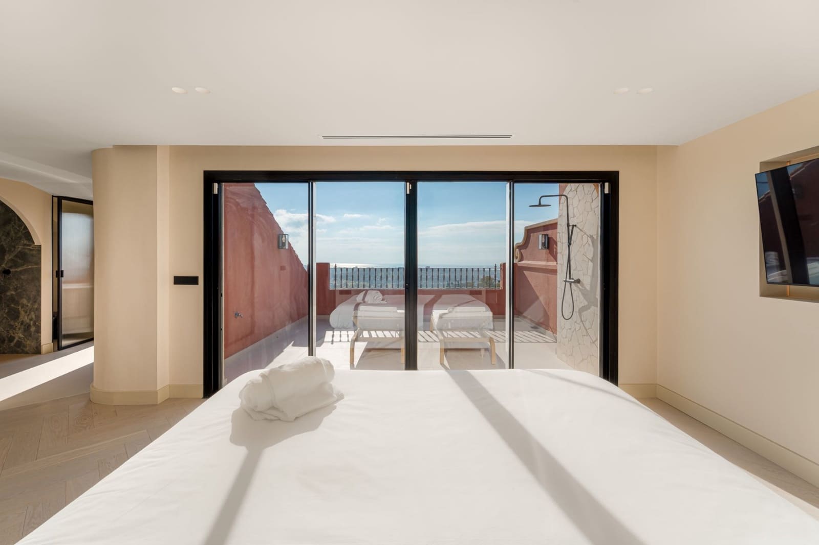 4 quarto Penthouse para arrendar em Benahavis com piscina - 2 200 € (Ref: 10041781)