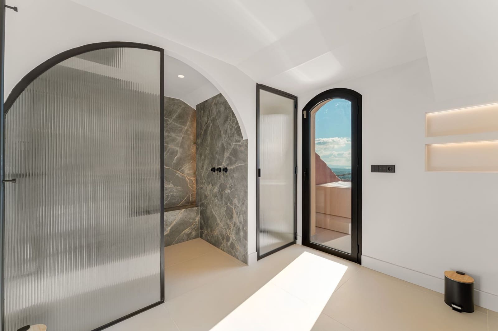 4 quarto Penthouse para arrendar em Benahavis com piscina - 2 200 € (Ref: 10041781)