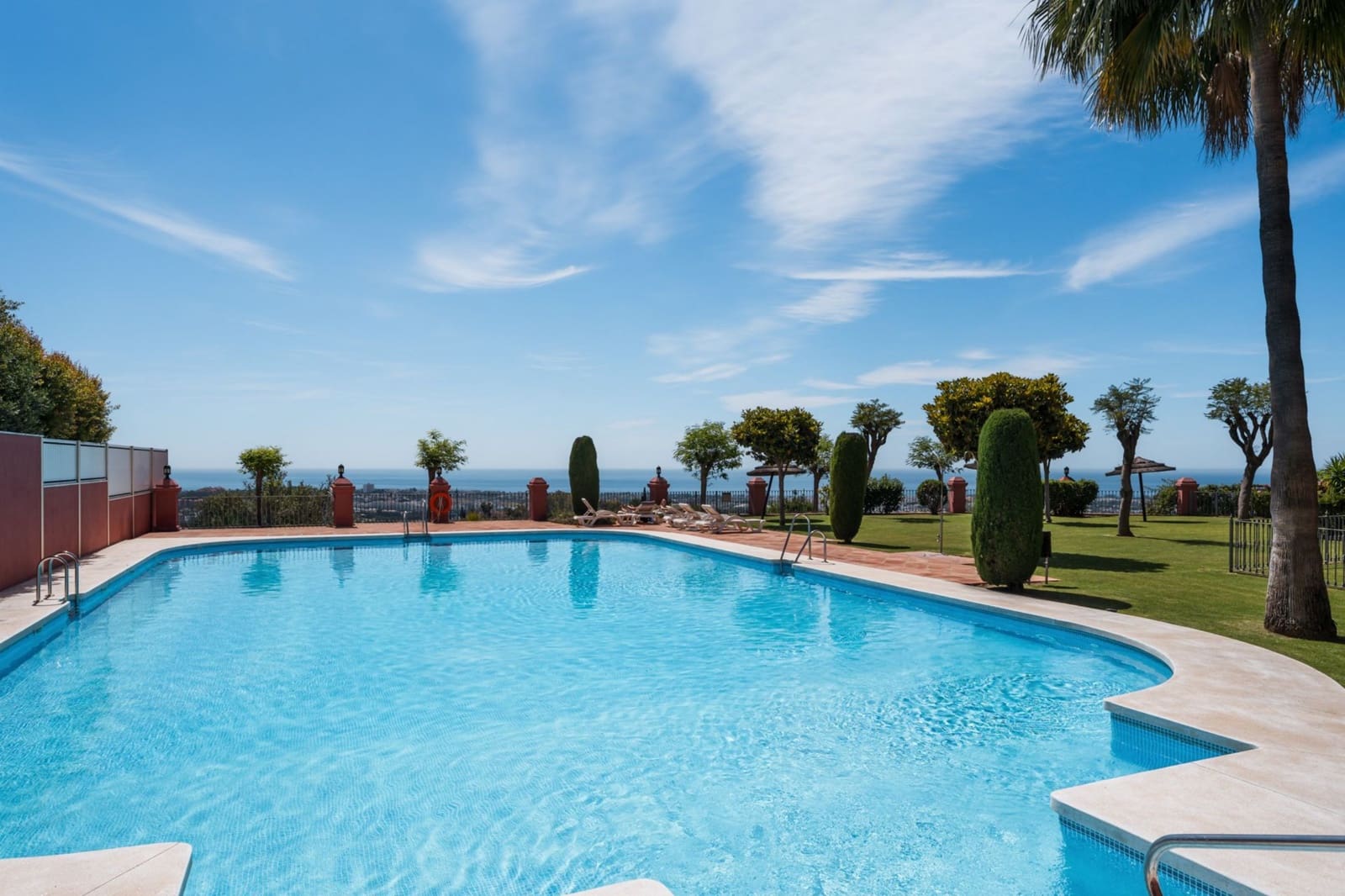 4 quarto Penthouse para arrendar em Benahavis com piscina - 2 200 € (Ref: 10041781)