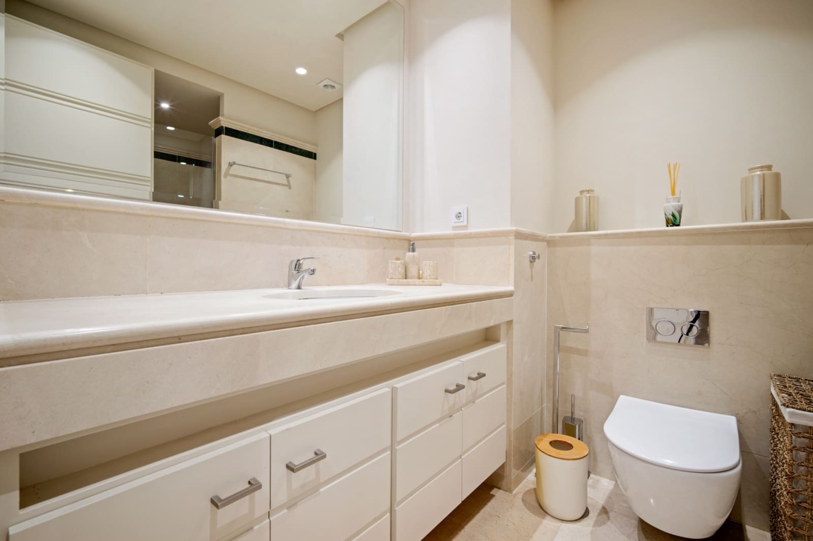 4 quarto Apartamento para arrendar em Marbella com piscina garagem - 2 000 € (Ref: 10041792)