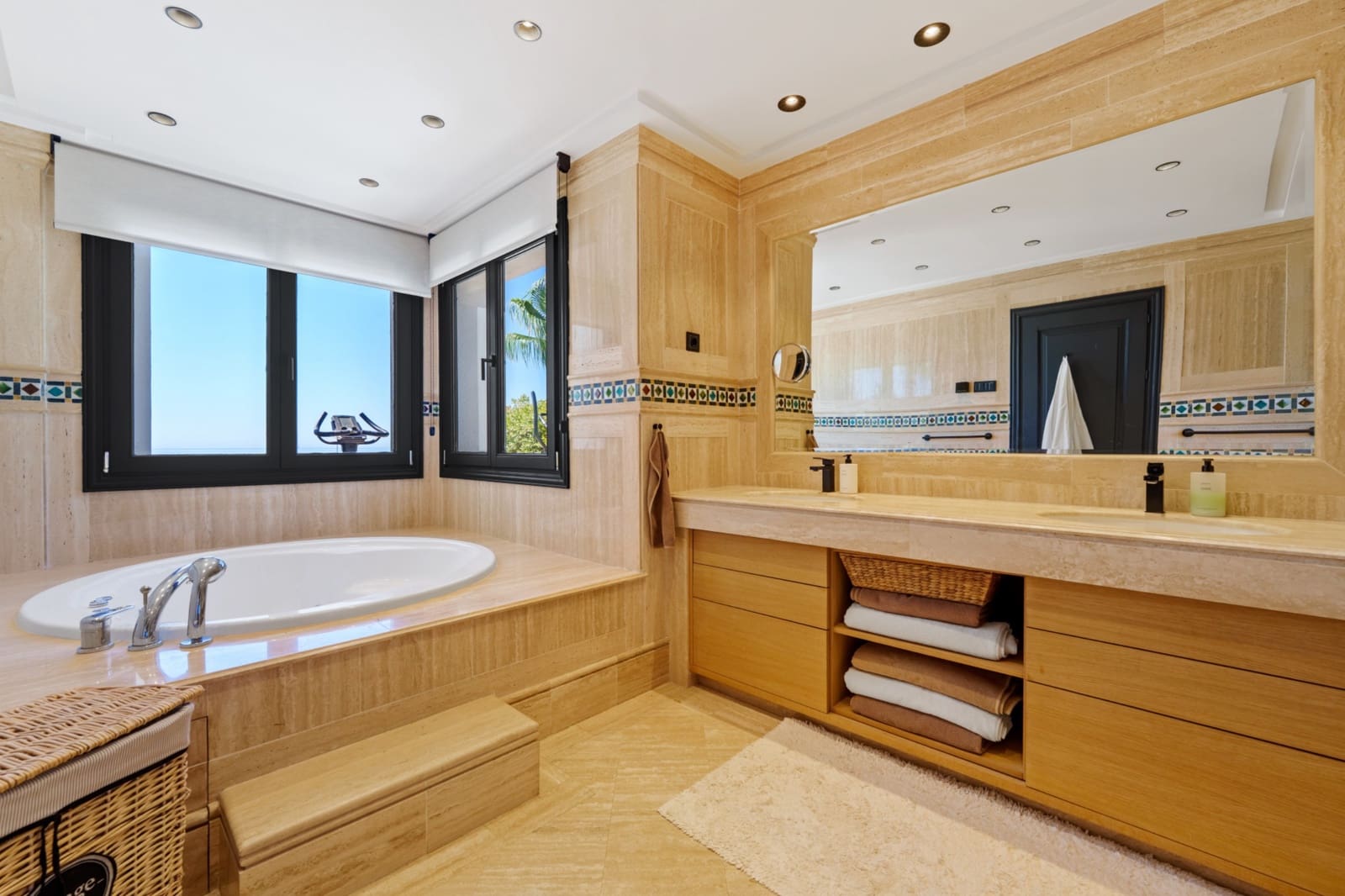 4 soverom Penthouse til leie i Marbella med svømmebasseng garasje - € 2 400 (Ref: 10041793)