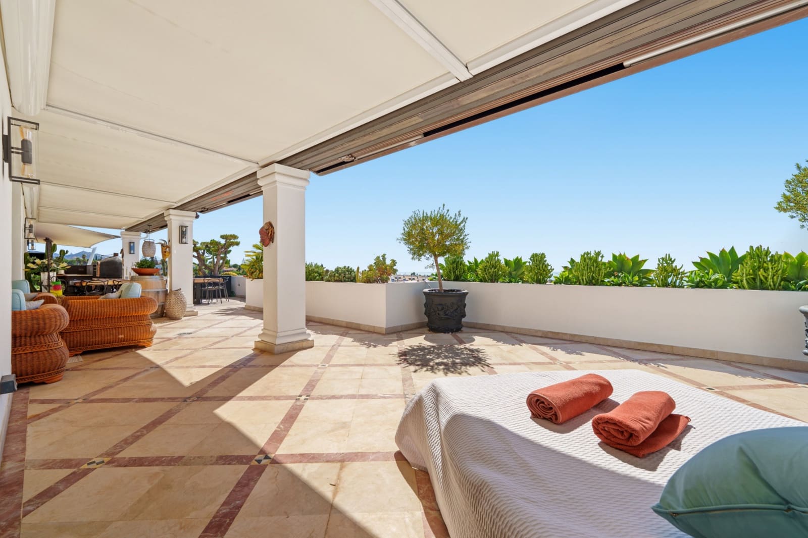 4 soverom Penthouse til leie i Marbella med svømmebasseng garasje - € 2 400 (Ref: 10041793)