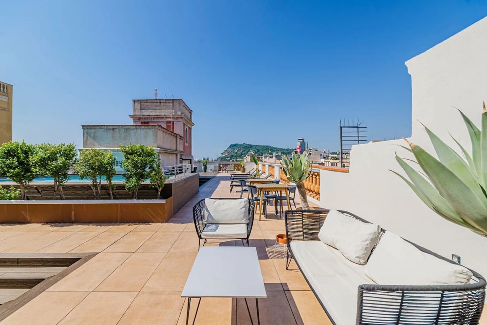 2 soverom Leilighet til leie i Barcelona by med svømmebasseng - € 1 700 (Ref: 10042080)