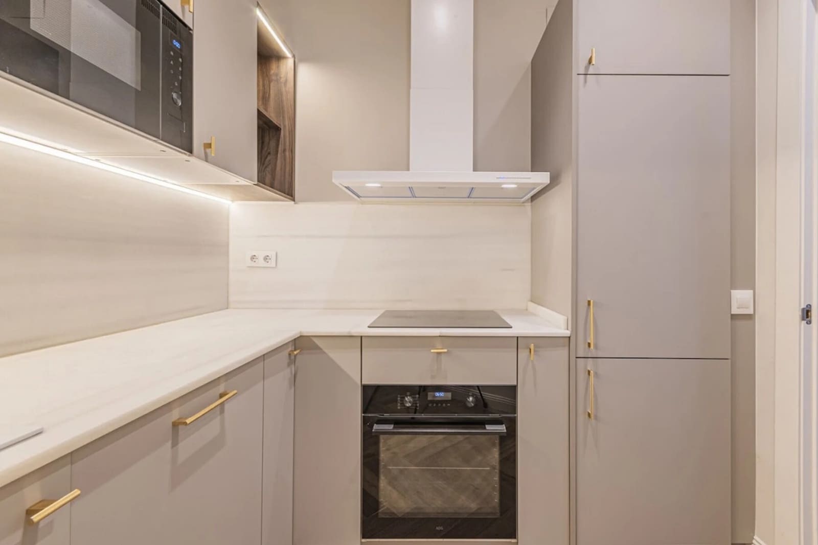 2 soverom Leilighet til leie i Barcelona by med svømmebasseng - € 1 700 (Ref: 10042080)