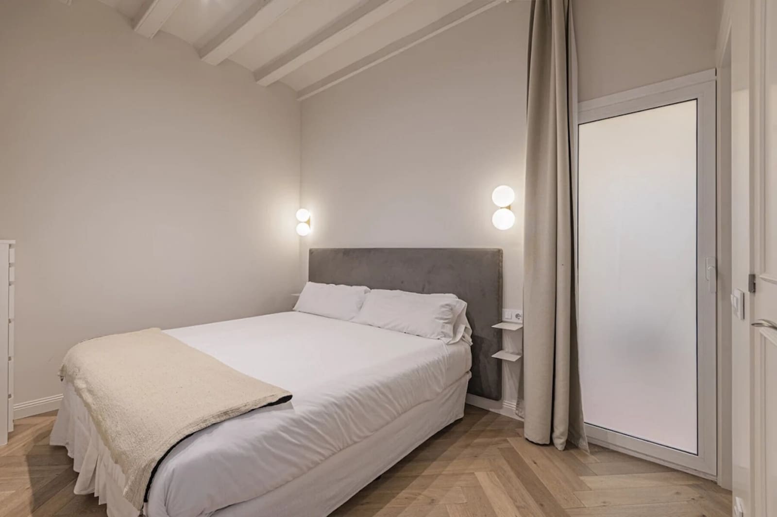 2 soverom Leilighet til leie i Barcelona by med svømmebasseng - € 1 700 (Ref: 10042080)