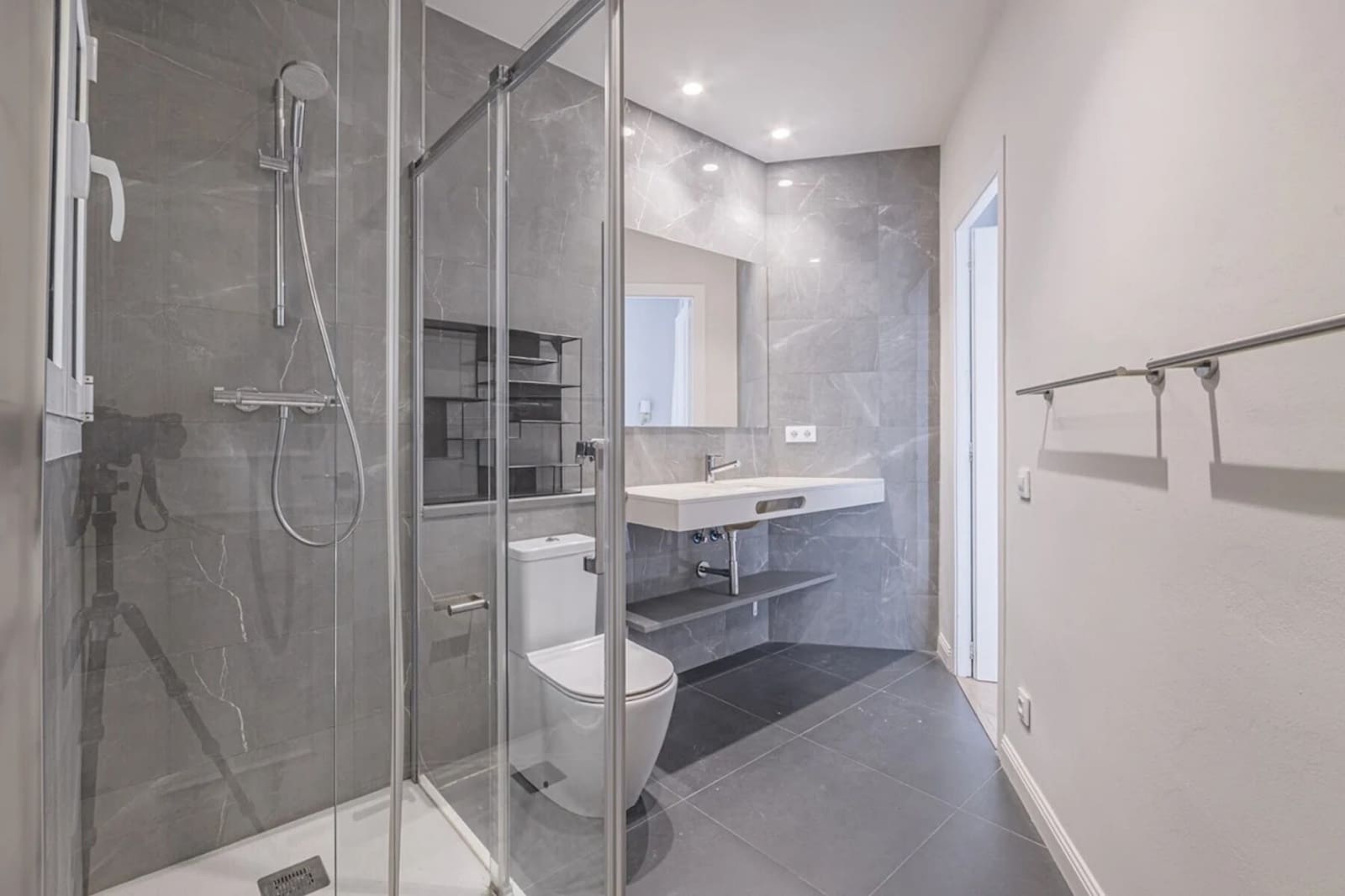 2 soverom Leilighet til leie i Barcelona by med svømmebasseng - € 1 700 (Ref: 10042080)