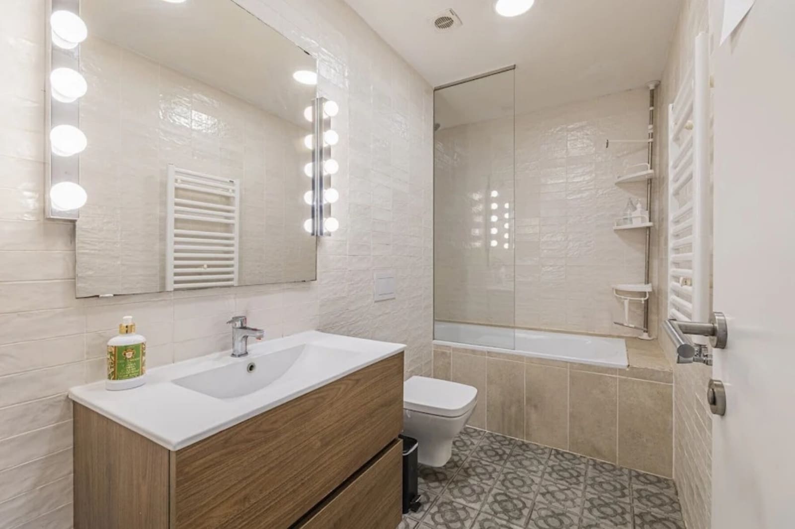 3 soverom Leilighet til leie i Barcelona by - € 1 700 (Ref: 10042171)