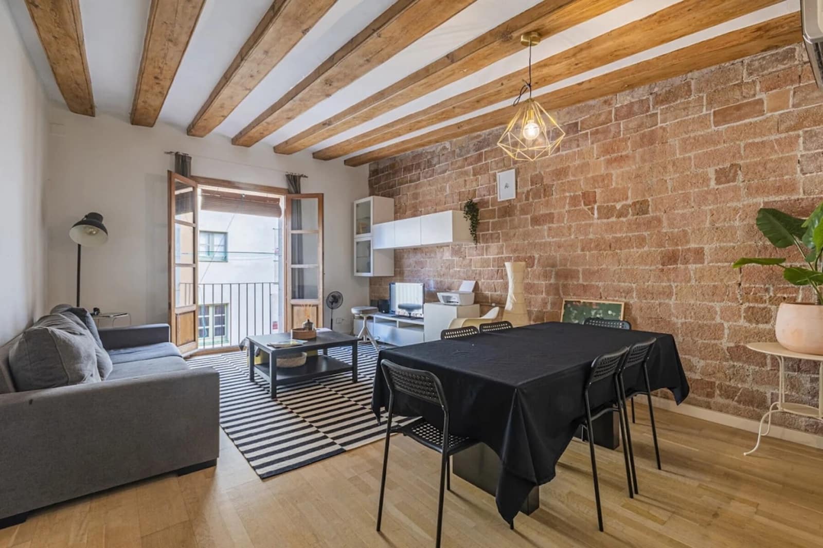 3 soverom Leilighet til leie i Barcelona by - € 1 700 (Ref: 10042171)