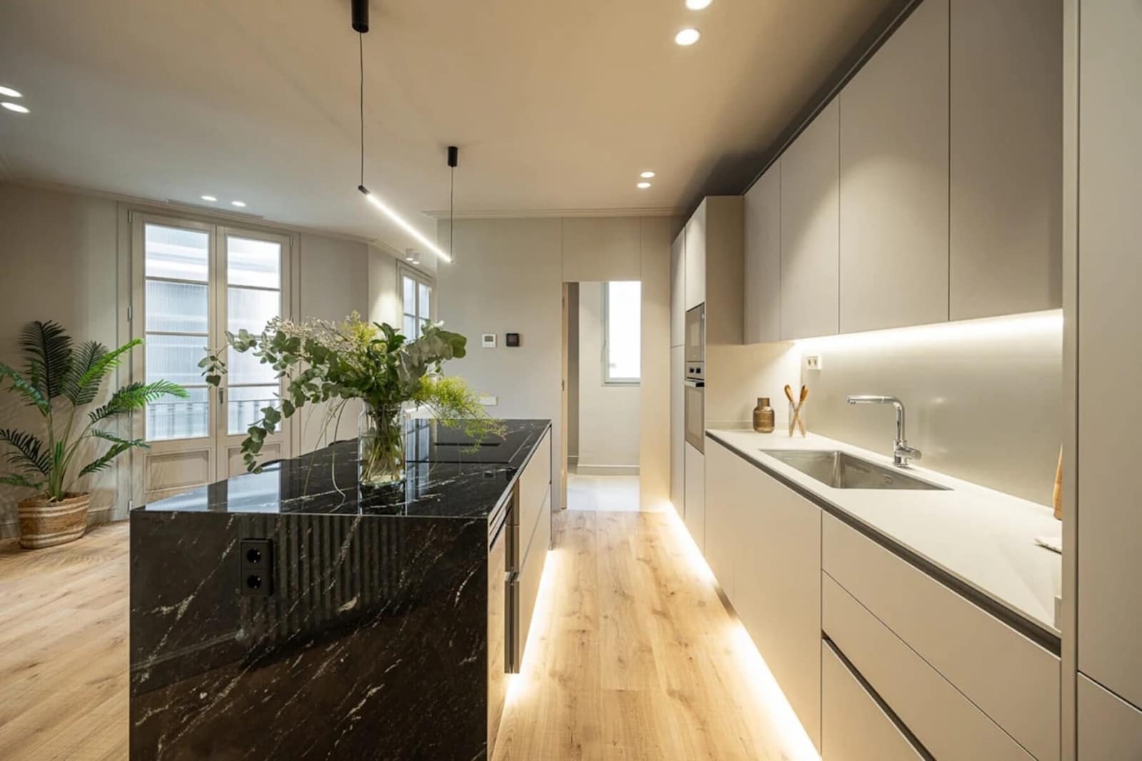 4 soverom Leilighet til leie i Barcelona by - € 1 900 (Ref: 10042186)