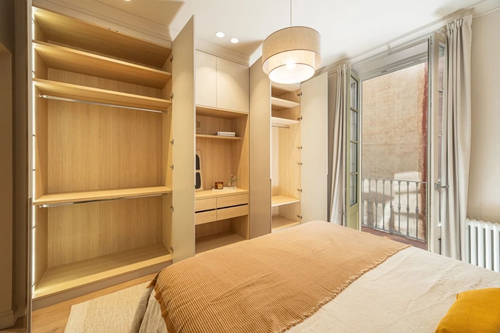 4 soverom Leilighet til leie i Barcelona by - € 1 900 (Ref: 10042186)