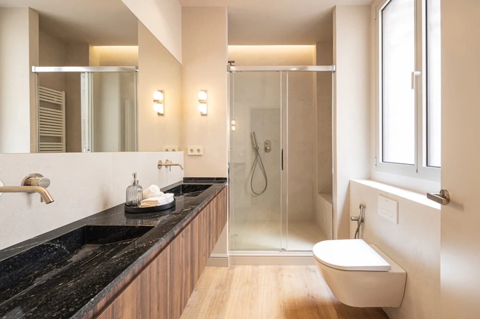 4 soverom Leilighet til leie i Barcelona by - € 1 900 (Ref: 10042186)